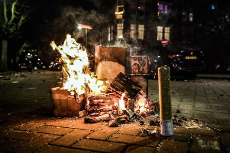 Tientallen Arrestaties In Amsterdam Tijdens Jaarwisseling Politie