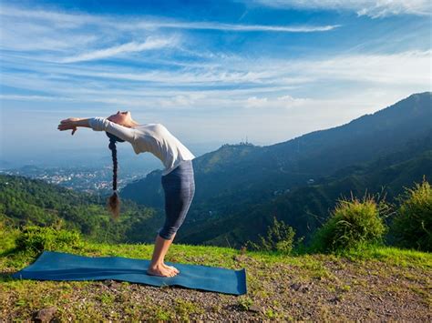 Mulher fazendo yoga Saudação ao sol Surya Namaskar Foto Premium