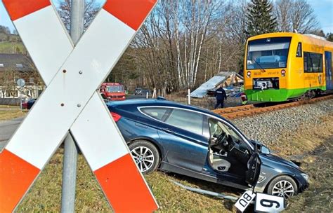 Auto von Zug erfasst Strecke zwischen Bad Kötzting und Lam längere