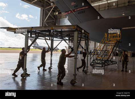 Los Aviadores De La Secci N De Inspecci N Del Grupo De Mantenimiento