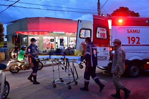 MidiaNews Carro invade cruzamento e motociclista é arremessado