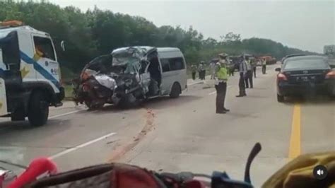 Kecelakaan Maut Korban Tewas Di Tol Semarang Batang Toyota Hiace