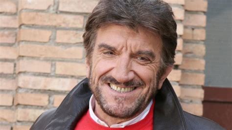 L Assurdo Caso Della Tomba Di Gigi Proietti Il Comune Di Roma Non Gli