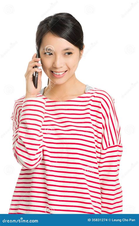 Jovem Mulher Que Fala No Telefone Celular Foto De Stock Imagem De