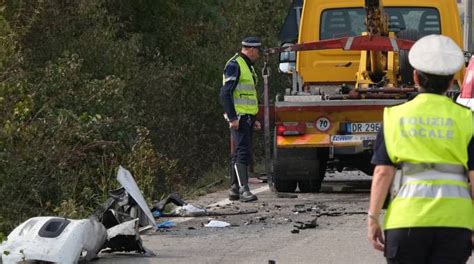 Modena Frontale In Strada Cucchiara Un Morto E Due Feriti