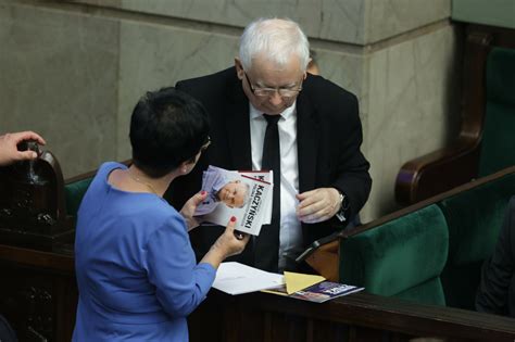 Uśmiechy uściski pamiątkowe zdjęcia Koniec tej kadencji Sejmu