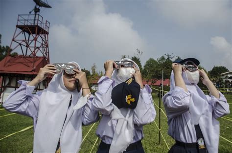 Album Asia Fenomena Gerhana Matahari Hibrida Pukau Penduduk Indonesia