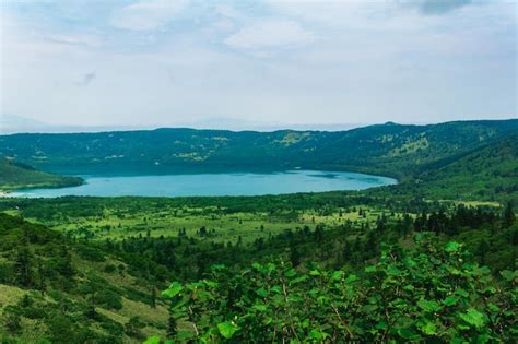 Paisaje de los lagos geotérmicos de la isla kunashir entre cúpulas de