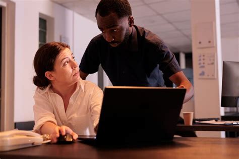 Homem Ajudando Colega De Trabalho Analisando Relat Rio No Laptop No