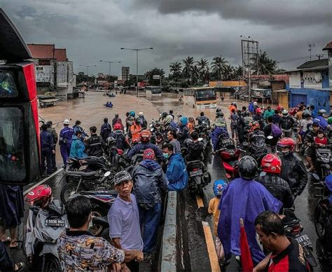 Terendam Banjir Jalur Pantura Indramayu Lumpuh