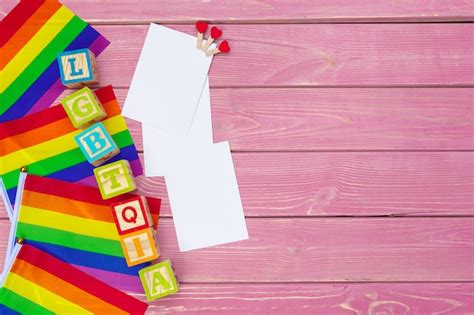 Bandera Del Orgullo Gay En Mesa De Madera Foto Premium