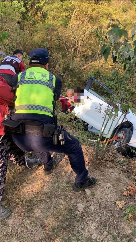 訪友路上路況不熟滑落坡深2公尺多 屏東男車墜邊坡警消徒手解危 蕃新聞