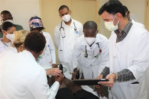 M Dicos Amea Am Paralisar Actividades No Hospital Central De Maputo Mmo