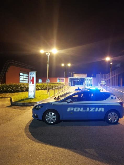 Fabriano Pretende Una Visita Al Pronto Soccorso Prende A Calci La