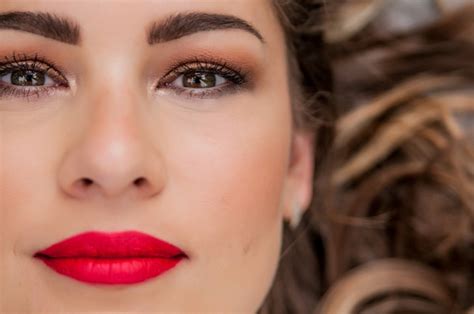 Schönheit Frau Porträt Professionelle Make up für Brunette mit grünen Augen Red Lipstick