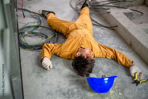 Foto De Electric Worker Suffered An Electric Shock Accident Unconscious