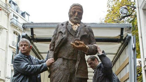 Statue De Victor Hugo Les Deux Suspects Poursuivis Pour D Gradation