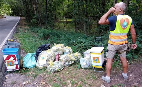 Valcuvia Rifiuti Abbandonati I Volontari Riempiono Pi Di Sacchi