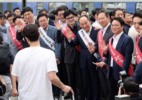 13日韓東勳ハンドンフン代表と秋慶鎬チュギョンホ院内代表ら国民の力の指導部がソウル駅を訪れた ハン代表など国民の力の指導部は