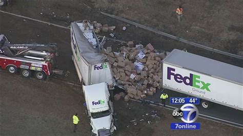 Fedex Tractor Trailer Overturns On I 287 In Mahwah Snarling Traffic