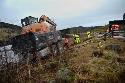 Dramatisk Utforkjøring Sparket Seg Ut Av Traktor Under Vann