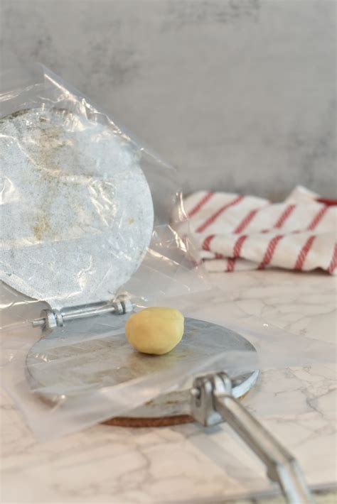how to make empanada dough