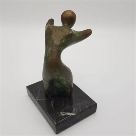 ESCULTURA EM BRONZE FIGURA FEMININA ASSINADA PELA ARTISTA C F