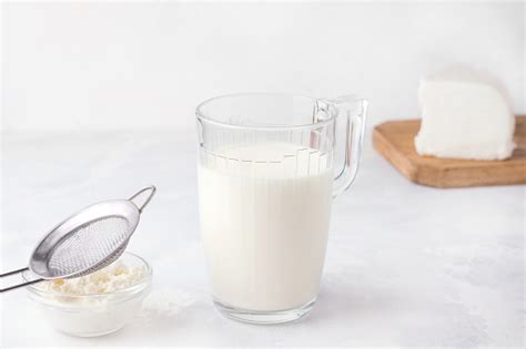 Minuman Kefir Fermentasi Dalam Gelas Dan Butiran Bakteri Dalam Piring