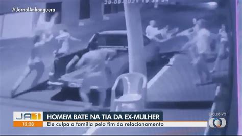 V Deo Homem Bate Na Tia Da Ex Mulher Mas Apanha De Grupo Que Viu