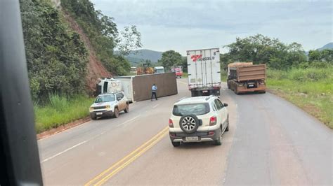 Caminhão tomba na serra da santa próximo ao acesso 1 de Itabirito