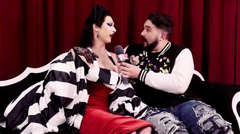 Violet Chachki Plays Look At Huh At Dragcon 2018 Hey Qween Hey Qween Youtube