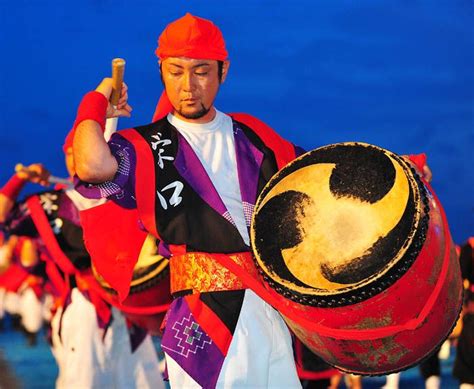 Japanese eisa drummers: The "odaiko dancers" play the large barrel ...