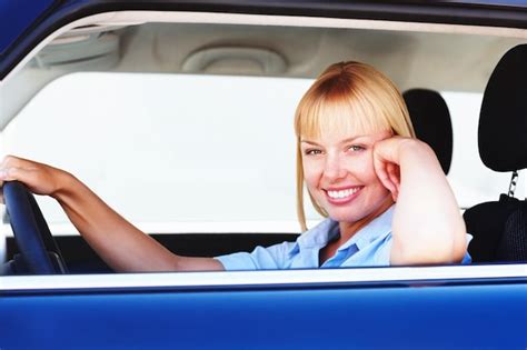 Jolie Femme Souriante Depuis Le Siège Du Conducteur D une Voiture Femme Blonde Souriante Dans