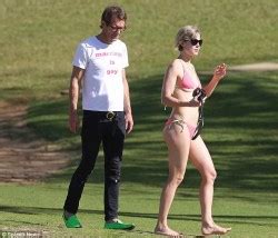 Rosamund Pike Wearing A Bikini In Hawaii Lq Tag Hq Adds