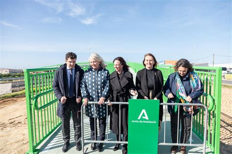 La Junta inaugura la pasarela ciclopeatonal que une el Trambahía con el