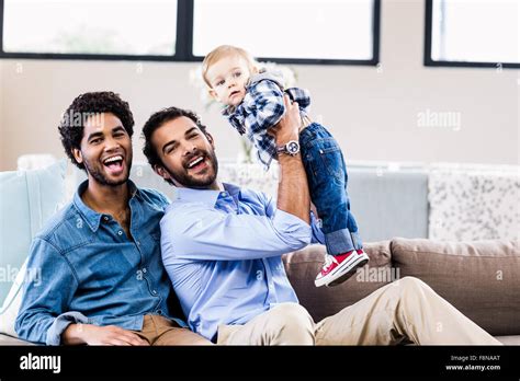 Gay couple with baby Banque de photographies et dimages à haute