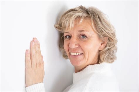 Mujer Rubia De Mediana Edad Con Cabello Rubio Rizado Y Ojos Azules