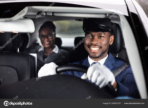 Femme D affaires Assis Derrière Happy African Homme Chauffeur Conduite