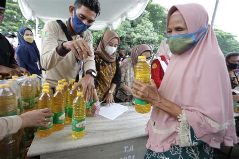 Operasi Pasar Murah Minyak Goreng Di Karawang Diserbu Warga Opsi ID