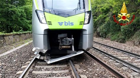 Masso Cade Sui Binari Treno Deragliato Sulla Ferrovia Del Sempione