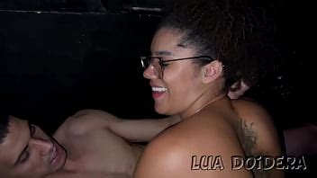 Cornudo dejó que su amigo se follara a su traviesa esposa y siguió masturbándose XVIDEOS