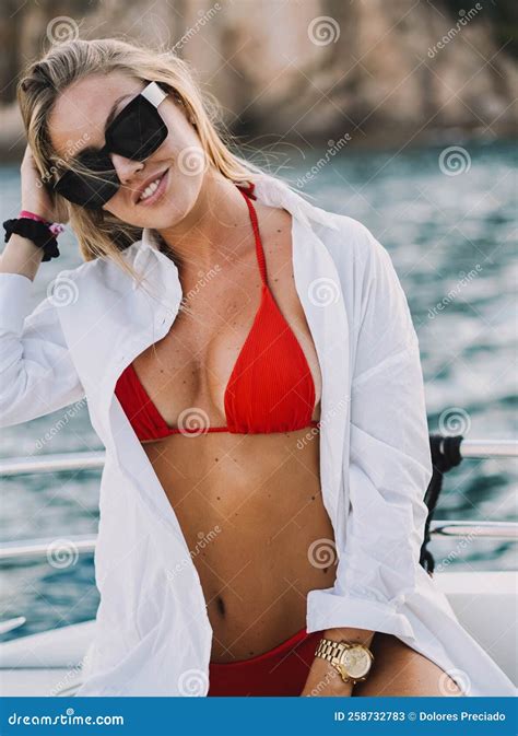 Modelo Rubio Con Bikini Rojo Y Gafas De Sol En Un Paseo En Bote Imagen De Archivo Imagen De