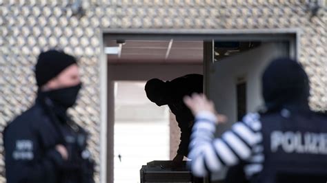 Razzien Gegen Clan Kriminalit T Spezialkr Fte Im Einsatz Haller