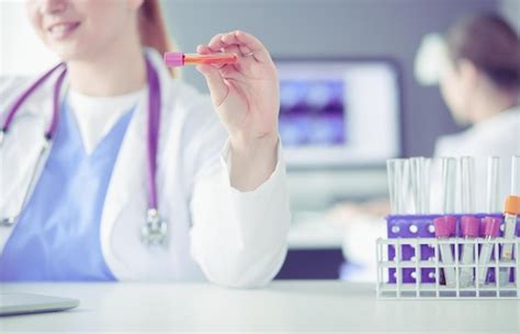 Asistente De Laboratorio Con Vista De Primer Plano Del Tubo De Ensayo