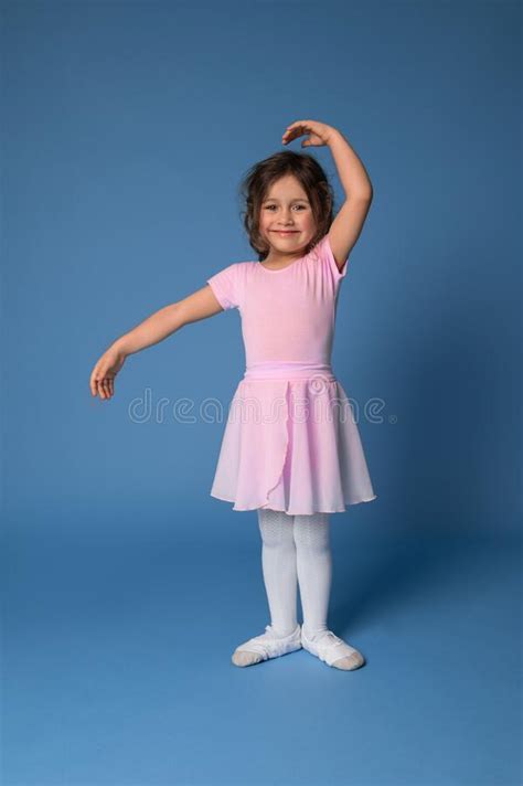 Adorable Fille Décole Maternelle Enfant Ballet Danseuse Posant à La