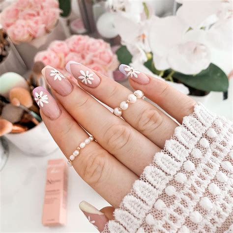 Cách chọn sơn móng màu nude giúp da tay trông trắng sáng