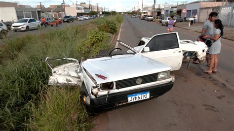 Carro se parte ao meio e motorista sai ileso após bater em caminhonete