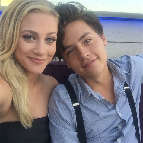 Casal De Riverdale Cole Sprouse E Lili Reinhart Assumem O Namoro Na Vida Real Pipoca Moderna