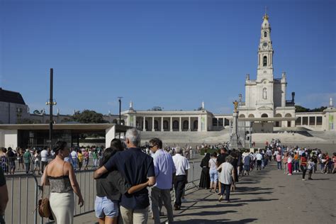 Visão Milhares De Fiéis Esperados Em Fátima Na última Grande