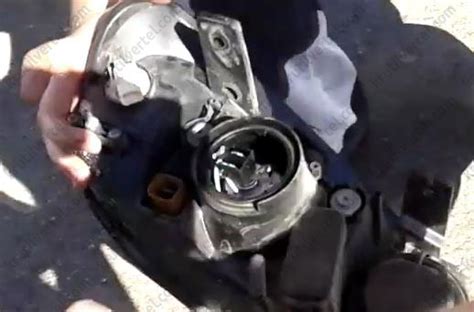 Замена лампы ближнего света Сhevrolet Captiva C100в картинках